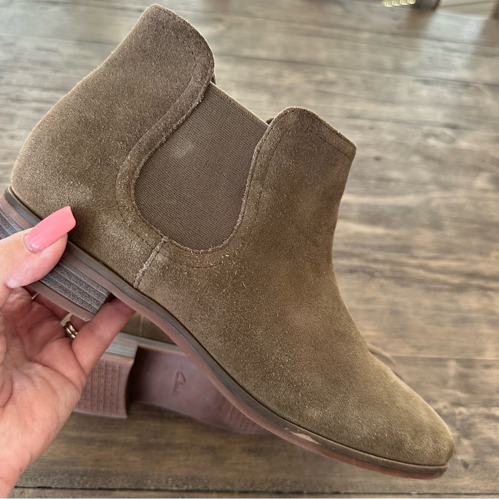 Clark’s Ultimate Comfort Collection size 9M Olive Green Suede Mid Boots Booties